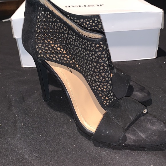 Black strap heel. Size 7.5 . A BCBGeneration design - Picture 3 of 4